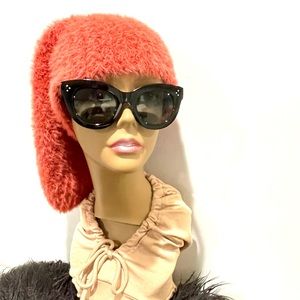 Fuzzy extra slouchy soft comfortable beanie smoke and pet free home.